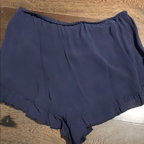 Forever 21 Ruffled shorts - Picture 2 of 2